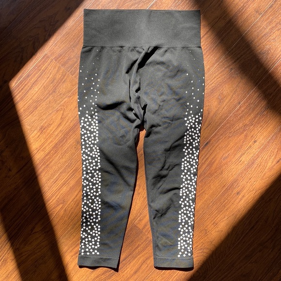 Fabletics Seamless Capris - Picture 1 of 4